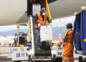 Las vacunas llegaron esta tarde a Quito, según informó el Ministerio de Salud.