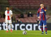 Leo Messi lució desconsolado luego del 1-4 que recibió el Barcelona ante el PSG.