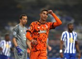 Cristiano Ronaldo reacciona ante un fallo durante el partido por Champions League, en la ida de los octavos de final.