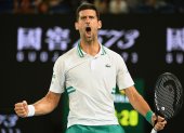 Novak Djokovic celebra un punto durante la semifinal del Abierto de Australia.