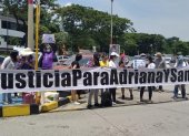 Familiares de Adriana y Santiago realizaron un plantón una hora antes de que inicie la audiencia. Exigían justicia.