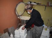 Proceso. El alfarero coloca la materia prima a cocinar. Algunas piezas deben de pasar hasta 10 horas en el horno.