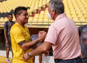 Gustavo Alfaro saluda con Mario Pineida, uno de los posibles convocados a la Tricolor.