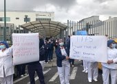 Personal médico del Hospital Pablo Arturo Suárez de Quito protestó por la falta de vacunas para los servidores de ese centro, que es un punto de atención de contagiados.