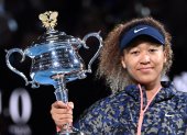 La japonesa Naomi Osaka muestra orgullosa el trofeo del Abierto de Australia