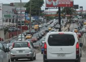 Congestionamientos. A diario, los guayaquileños deben lidiar con escenas como las que se ven en la imagen. Calles con alto flujo vehicular y carriles destinados solo al vehículo.

Agencia (ag-extra)