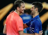 Novak Djokovic (d) dialoga con Daniil Medvedev, en uno de los enfrentamientos previos entre ambos.