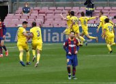 Los jugadores del Cadiz festejan el empate en el minuto 89, mientras Lionel Messi repite una fotografía de los últimos años