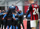 Los jugadores del Inter celebran el segundo tanto de Lautaro Martínez ante el AC Milan