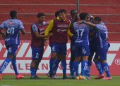 Los jugadores del Delfín celebran el único gol del compromiso en Ambato.