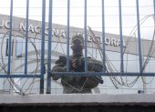 Un elemento militar custodio el Consejo Nacional Electoral detrás de una vallado en el perímetro de la institución.