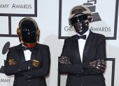Los dos integrantes del grupo de música electrónica francés Daft Punk posan a su llegada a la 56 edición de los Premios Grammy en Los Ángeles (Estados Unidos).