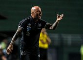 Jorge Sampaoli se va de Brasil en medio de una polémica con un árbitro, al que tildó de ladrón.