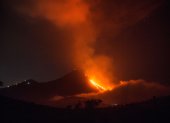 Fotografía de ríos de lava del Volcán de Pacaya visto desde la aldea el Rodeo en Escuintla (Guatemala).