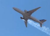 Denver (United States), 21/02/2021.- A photo provided by Instagram user Hayden Smith (speedbird5280) shows United Airlines flight 328 (Boeing 777-200, tailnumber N772UA) with an engine on fire, near Denver, Colorado, USA, 20 February 2021 (issued 21 February 2021). United Airlines flight 328 from Denver to Honolulu experienced right-engine failure shortly after takeoff and had to return to Denver International Airport (DEN). Debris from the plane dropped over Broomfield, Colorado with no injuries reported so far. All 241 people on the plane, including 10 crew members, are unharmed. (Incendio, Estados Unidos) EFE/EPA/Hayden Smith MANDATORY CREDIT EDITORIAL USE ONLY
