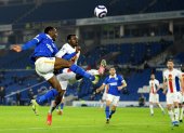 Danny Welbeck (izquierda) de Brighton disputa el balón con Tyrick Mitchell de Crystal Palace