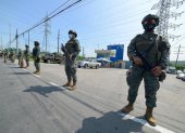 Elementos militares custodiaban ayer los exteriores del centro carcelario de Guayaquil.