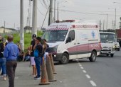 Una ambulancia llega a la prisión de Guayaquil luego de los actos de violencia que dejaron reclusos muertos en varias prisiones de Ecuador.