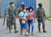 Familiares de los reclusos esperan ayer información sobre sus seres queridos frente al Centro de Privación de Libertad Zonal 8, una de las cuatro cárceles ecuatorianas donde este martes se produjeron motines, en Guayaquil.