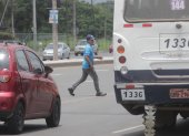 Vehículos pesados. Los peatones a diario intentan cruzar zigzagueando los vehículos livianos y pesados que circulan por la vía a Daule. Por la arteria circulan buses, camiones y hasta tráileres