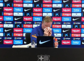 Ronald Koeman, entrenador del FC. Barcelona, detiene su sangrado con un panuelo.
