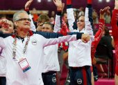 John Geddert con el equipo de gimnasia de Estados Unidos que entrenó y ganó oro en los Juegos Olímpicos de Londres 2012.