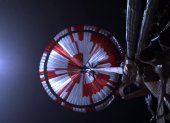 Despliegue de los paracaídas de la sonda Perseverance, durante su descenso el 18 de febrero de 2021 en Marte.