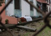 A inicios de abril, los ataúdes eran dejados en los exteriores de los domicilios ante el colapso del sistema funerario.