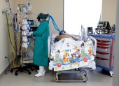 En Quito, las UCI de los hospitales públicos y privados permanecen llenas.