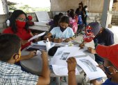 En Guayaquil, las clases seguirán desde casa, den medio de la angustia de cientos de niños que buscan las formas de ganar el año.