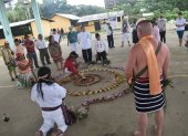Ceremonias. Los sabios realizaron un ritual con frutas y flores como parte de la ceremonia ancestral
