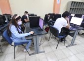 Las personas que no cuentan con equipos tecnológicos en sus casas, rendirán la prueba en sedes asignadas.

Agencia (ag-extra)