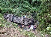 Al menos 20 personas fallecieron este martes al caer un ómnibus de transporte público por un barranco en una carretera de la región boliviana de Cochabamba, en el centro del país.
