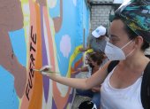 Arte. Un grupo de mujeres elaboran uno de los murales por el Día de la Mujer.
