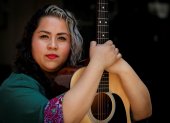 La cantante y compositora mexicana Vivir Quintana posa para Efe durante una entrevista el 1 de marzo de 2021, en Ciudad de México