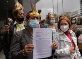 Un grupo de indígenas Kichwa, durante una concentración para reclamar justicia por el derrame de crudo de hace más de diez meses en los ríos Napo y Coca, en los exteriores del Consejo de la Judicatura, en Quito.