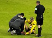 Erling Haaland, delantero del Borussia Dortmund, es atendido por los médicos de su club.