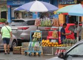 Los parqueaderos están ocupados por vendedores de frutas y legumbres. A las personas con dificultades para caminar, les resulta imposible transitar.