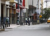 Dos agentes de tránsito custodiaban la calle Víctor Manuel Rendón la mañana de ayer.