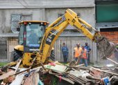 Una casa abandonada es demolida por pedido de los moradores, porque era usada por los delincuentes.