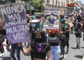 Imagen de archivo de mujeres protestan con carteles y una gran marcha en el Día Internacional de la Mujer, hoy, por las calles de Quito