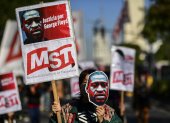Members of leftist organizations protest in Buenos Aires, on June 2, 2020 against racism and in memory of late US citizen George Floyd who died a week before after a Minneapolis police officer knelt on his neck. (Photo by RONALDO SCHEMIDT / AFP)