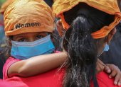 Una mujer y su hija asisten a una manifestación con motivo del 8M, este lunes en Colombo (Sri Lanka).