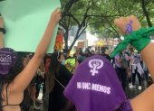 Colectivos feministas protestan por respeto de derechos de la mujer en la plaza San Francisco, en Guayaquil, este 8 de marzo.