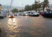 La acumulación de agua se evidenció en distintos puntos de la urbe.