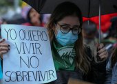 Mujeres sostienen carteles hoy, durante una marcha con motivo del Día de la Mujer en Quito.