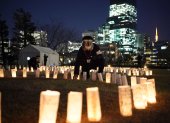 A un día del aniversario número 10 del gran terremoto, Japón prende velas por las víctimas.