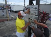 VENDEDORES AMBULANTES ENCONTRARON PLACAS DE LOS CARROS CAIDOS EN LA AVENIDAS Y BUSCARON LUGARES VISIBLES PARA QUE PUEDAN RECONOCER LAS PLAS POR EL FUERTE AGUACERO QUE SOPORTO GUAYAQUIL 9 DE MARZO DEL 2021 GUAYAQUIL-ECUADOR