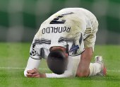 Cristiano Ronaldo se lamenta después de quedar eliminado por tercera vez consecutiva en la Juventus