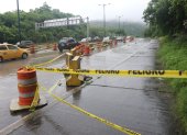 Espacio. Conductores y habitantes del sector aseguran que hasta hace una semana, solo un carril estaba cerrado. Les preocupa que con las lluvias, el problema se agrave.